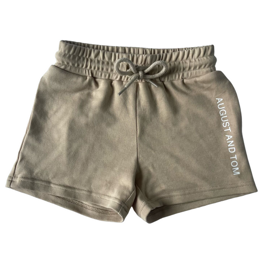 SIGNATURE SHORTS | TAN